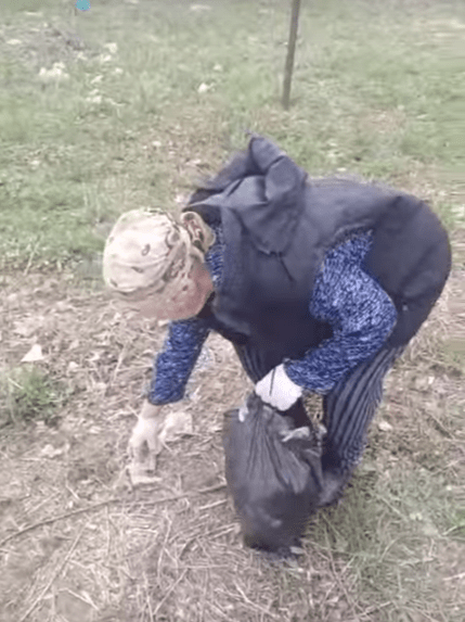 В Рязани 85-летняя старушка в одиночку убирает мусор в поселке Строитель