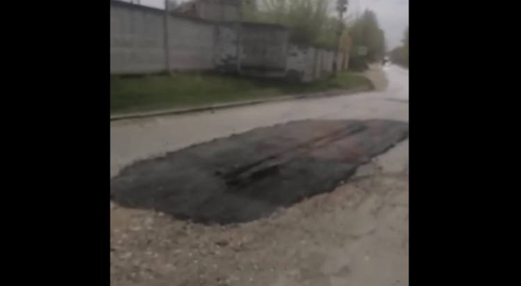 На Михайловском шоссе залатали яму