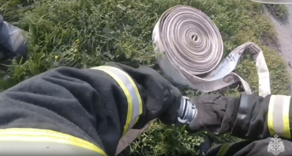 В Сети появилось видео с места тушения пожара в деревне Каменец Рязанского района