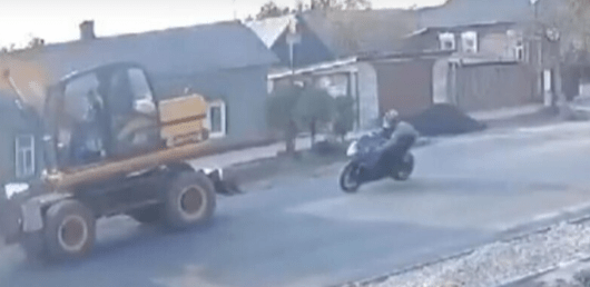 В рязанском Скопине мотоциклист врезался в экскаватор