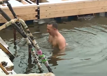 Рязанские моржи открыли сезон, искупавшись в Рюминском пруду