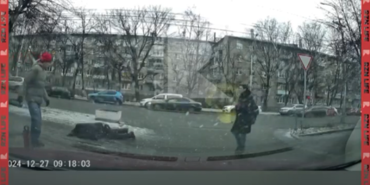 Около рязанской поликлиники №6 упала пенсионерка, несмотря на опору в виде лыжных палок