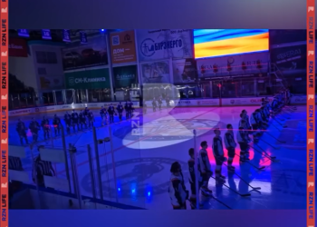 На хоккейном матче в Рязани российский флаг внезапно "превратился" в украинский На хоккейном матче в Рязани российский флаг внезапно «превратился» в украинский