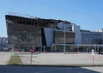 У здания "Crocus City Hall" начали возводить мемориал жертвам теракта У здания «Crocus City Hall» начали возводить мемориал жертвам теракта