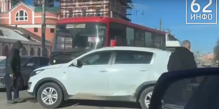 В центре Рязани произошло ДТП с участием маршрутки №47