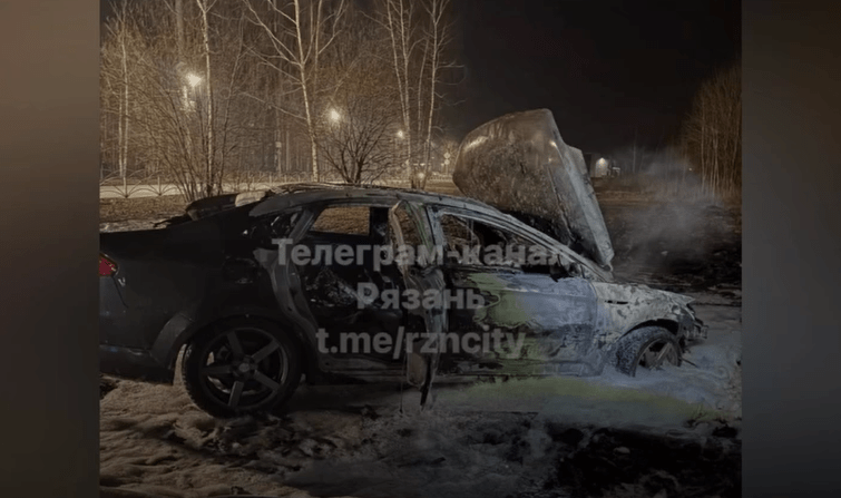 В рязанской Дашково-Песочне сгорел автомобиль
