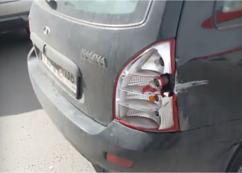 В Октябрьском районе водитель ГАЗели протаранил припаркованную легковушку