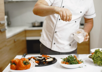 39-летний рязанский повар Олег Шаповал принял участие в шоу "Битва шефов" 39-летний рязанский повар Олег Шаповал принял участие в шоу «Битва шефов»