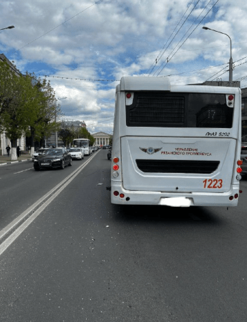 На улице Ленина столкнулись маршрутный автобус и автомобиль УАЗ