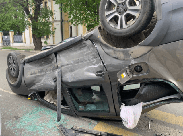 В центре Рязани столкнулись три автомобиля, одна машина опрокинулась от удара