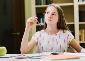 С 2026 года в российских школах обществознание начнут изучать с 9-го класса