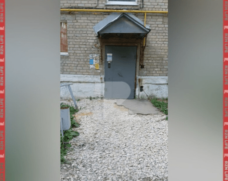 Жильцы дома по улице Телевизионной пожаловались на щебень, по которому вынуждены ходить