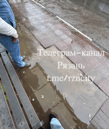 Рязанцы пожаловались на залитую дождем остановку на улице Интернациональной