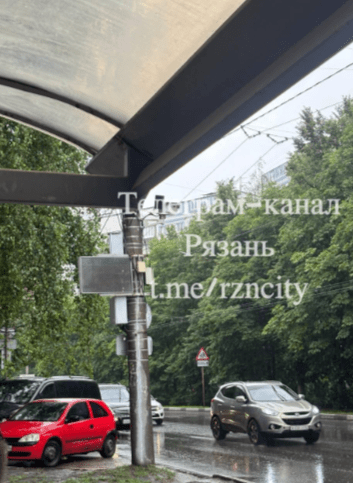 Рязанцы пожаловались на залитую дождем остановку на улице Интернациональной