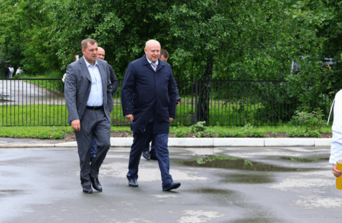 Красов и Артемов осмотрели территорию, где построят спортплощадку у рязанской школы №70