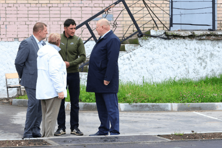 Красов и Артемов осмотрели территорию, где построят спортплощадку у рязанской школы №70