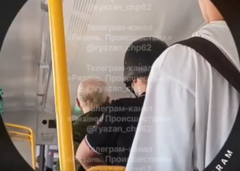 В рязанской электричке мужчина с топором попытался напасть на пассажиров