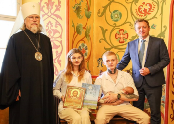 Рязанский митрополит Марк провел регистрацию рождения малыша в новом формате Рязанский митрополит Марк провел регистрацию рождения малыша в новом формате