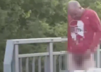 Рязанка сообщила о мужчине, который разгуливает по улице с обнаженными гениталиями