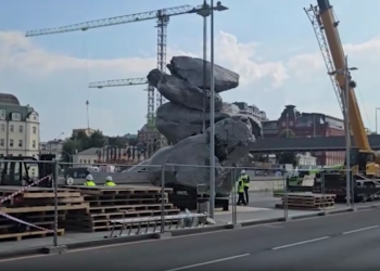 В Москве начали разбирать скульптуру «Большая глина №4»