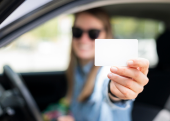 Россиянкам грозит штраф за водительские права с девичьей фамилией