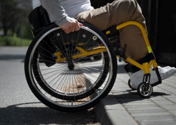 Инвалид-колясочник несколько дней не мог попасть в Рязанский онкодиспансер из-за сломанного подъемника Инвалид-колясочник несколько дней не мог попасть в Рязанский онкодиспансер из-за сломанного подъемника