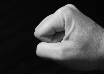 Рязанец в порыве ревности избил свою девушку и ее бывшего парня и ограбил их Рязанец в порыве ревности избил свою девушку и ее бывшего парня и ограбил их