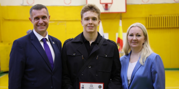 Ректор РязГМУ Роман Калинин привел на выборы депутатов Рязоблдумы сына Ректор РязГМУ Роман Калинин привел на выборы депутатов Рязоблдумы сына