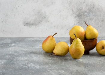 Врач Еременко: при сахарном диабете и ожирении нужно исключить из рациона груши