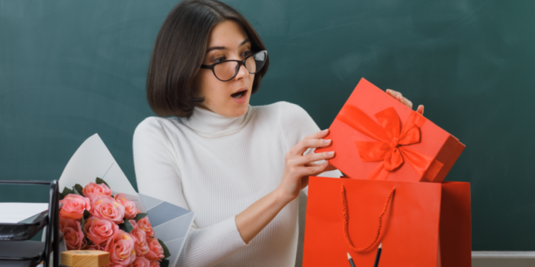 Рязанцы готовы потратить на подарок учителю более 3000 рублей