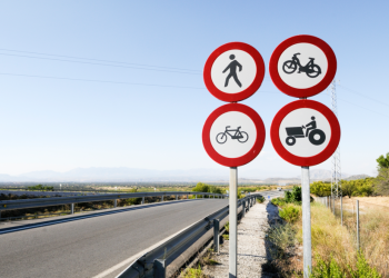 Российским водителям рассказали, какие новые дорожные знаки появятся с 1 января 2026 года