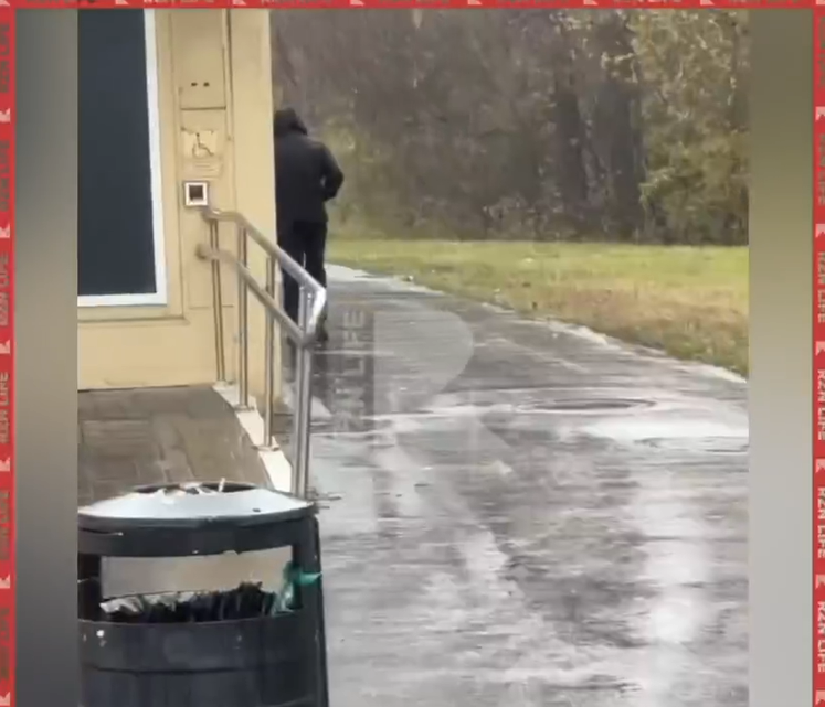 Рязанцы сообщили об онанисте на остановке около ТРЦ "Премьер"