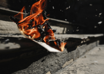 72-летняя рязанка подожгла свою квартиру в наказание сыну за неуважение