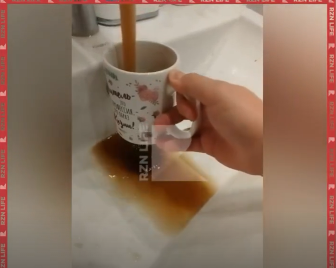 Рязанцы сообщили о коричневой воде, текущей из крана