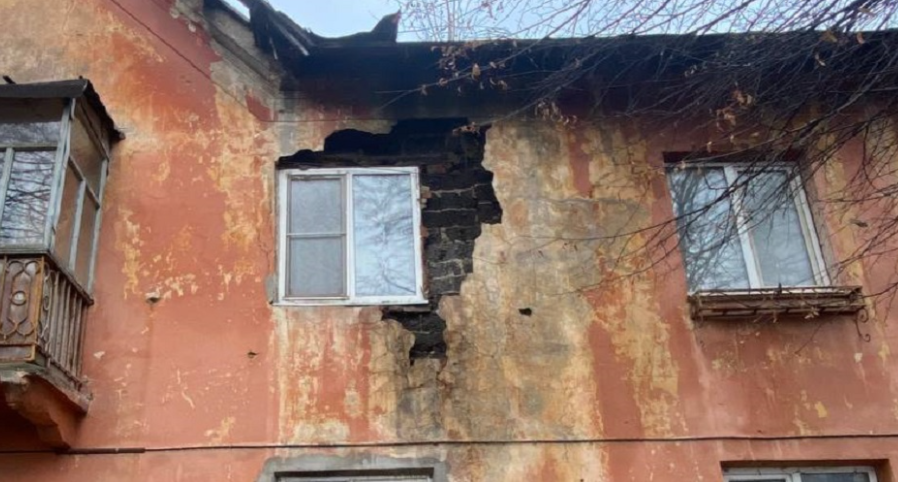 На улице Колхозной в Рязани продолжает рушиться аварийный дом На улице Колхозной в Рязани продолжает рушиться аварийный дом