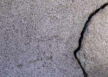 Рязанские водители пожаловались на большую яму при выезде с парковки у ТД «Барс»