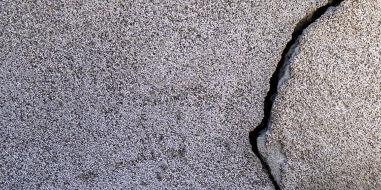 Рязанские водители пожаловались на большую яму при выезде с парковки у ТД «Барс»