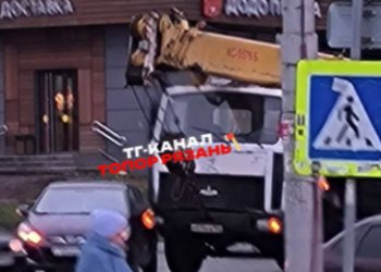 На улице Новоселов произошло ДТП с участием автокрана На улице Новоселов произошло ДТП с участием автокрана