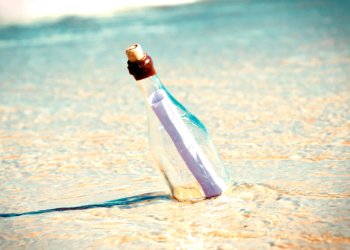 Жительница Крыма нашла на берегу моря бутылку с посланием на турецком языке Жительница Крыма нашла на берегу моря бутылку с посланием на турецком языке