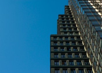 Из окна четвертого этажа рязанской многоэтажки выпал 23-летний молодой человек Из окна четвертого этажа рязанской многоэтажки выпал 23-летний молодой человек