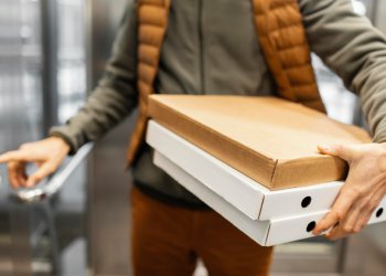 Покинувший Россию блогер Даня Милохин работает в Дубае доставщиком еды Покинувший Россию блогер Даня Милохин работает в Дубае доставщиком еды