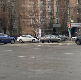 В центре Рязани столкнулись две легковушки