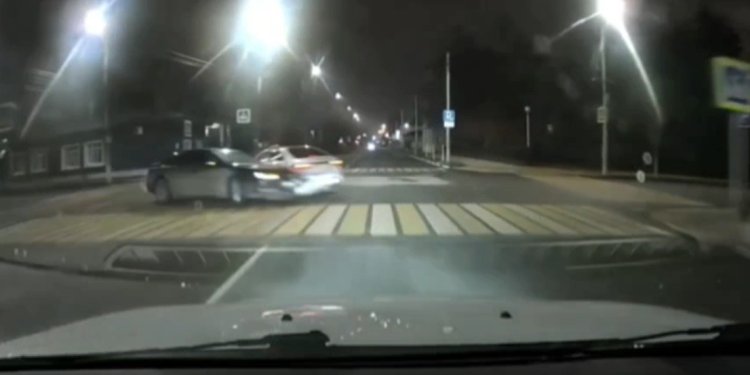 Около рязанской мэрии столкнулись три автомобиля Около рязанской мэрии столкнулись три автомобиля