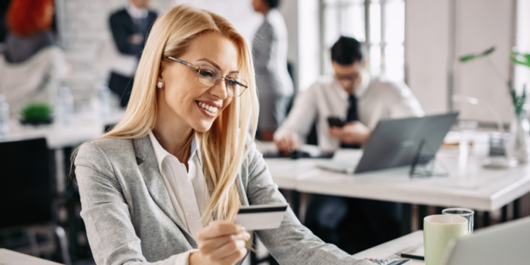 Центробанк с 8 декабря снимет для россиян ограничения на переводы иностранной валюты за рубеж