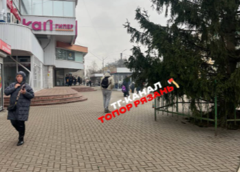 У рязанского Полетаевского рынка неизвестный кидает в людей петарды