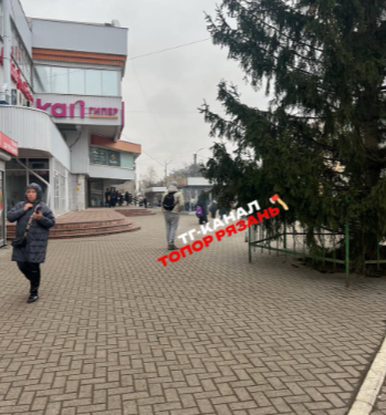 У рязанского Полетаевского рынка неизвестный кидает в людей петарды