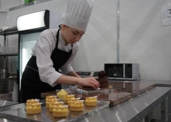 Малков поздравил рязанского кондитера, занявшую 2 место в конкурсе "Профессионалы" Малков поздравил рязанского кондитера, занявшую 2 место в конкурсе «Профессионалы»