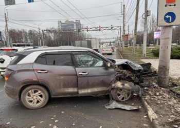 На Московском шоссе женщина-водитель врезалась в столб, пострадала пассажирка