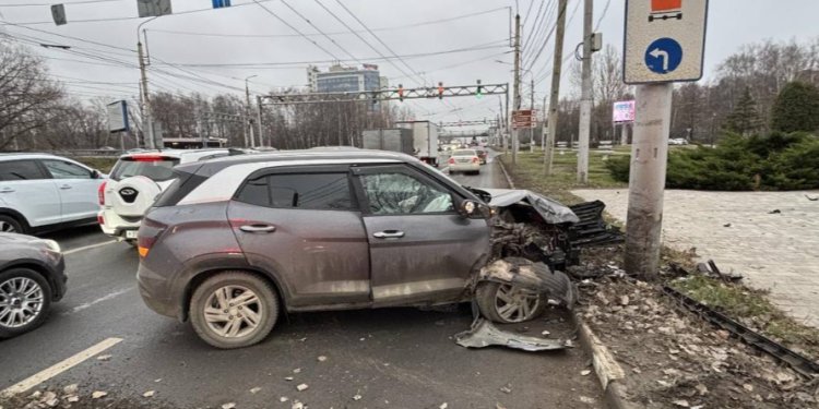 На Московском шоссе женщина-водитель врезалась в столб, пострадала пассажирка На Московском шоссе женщина-водитель врезалась в столб, пострадала пассажирка