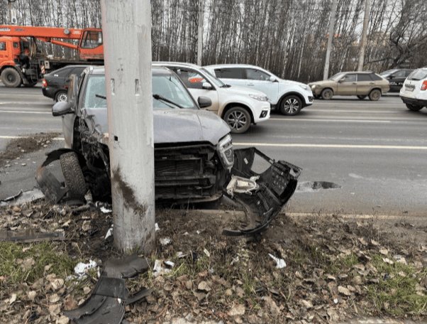 На Московском шоссе женщина-водитель врезалась в столб, пострадала пассажирка